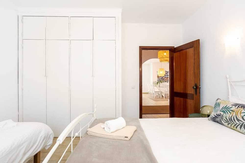 Vitamin Sea- Contemporary Beach Villa with heated pool in Altura, Faro Distrikt