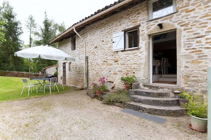 Location de vacances pour 5 personnes, avec jardin à Courmangoux