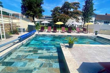 Gîte pour 13 personnes, avec jacuzzi ainsi que sauna et jardin à Gueugnon