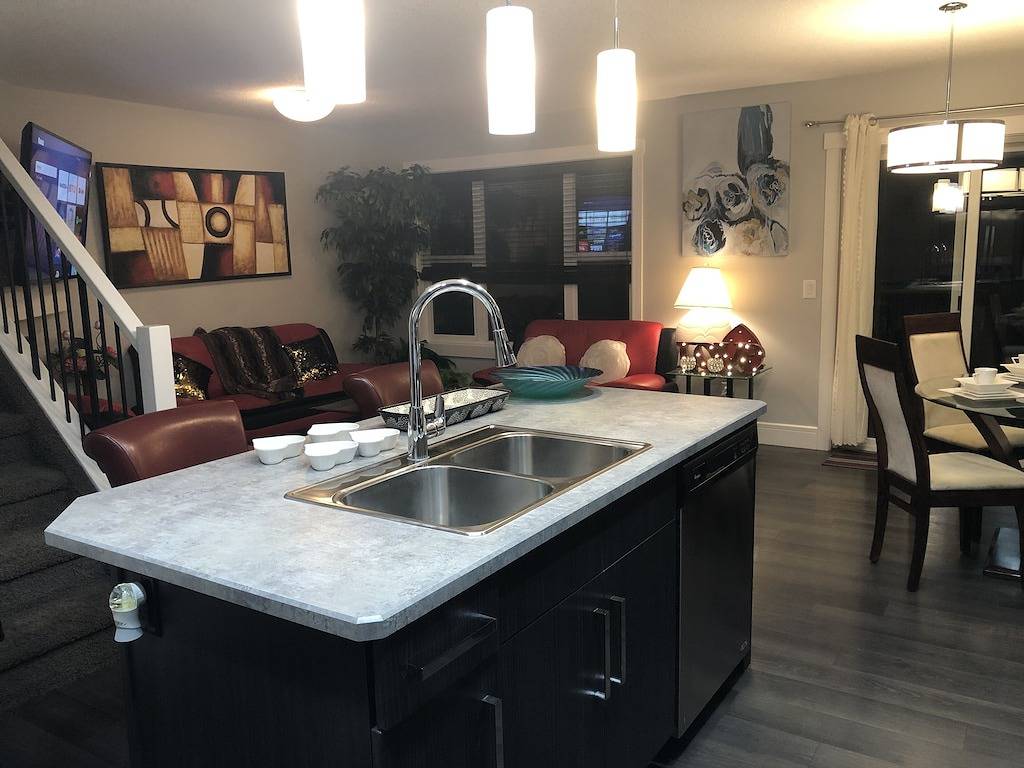 Cheerful and beautiful 3 bedroom house close to lake in Edmonton, Alberta