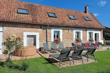 Gîte pour 12 personnes, avec terrasse et jardin à Lacres