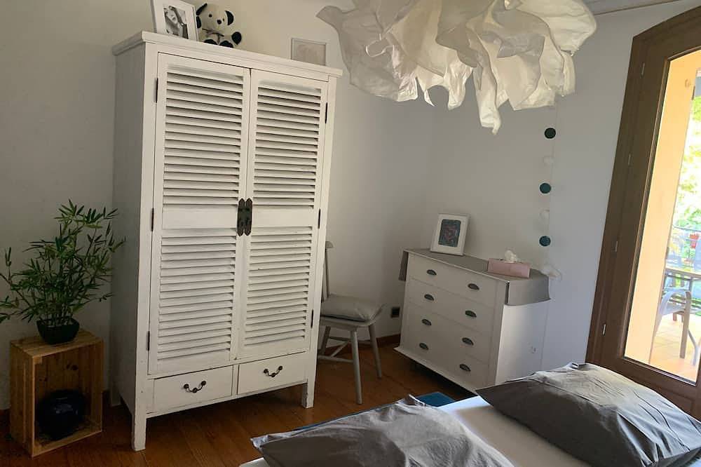 Close to Gréoux les bains, 1 bedroom for 2 + a small one for 1 and the swimming pool! in Saint-Julien, Brignoles region