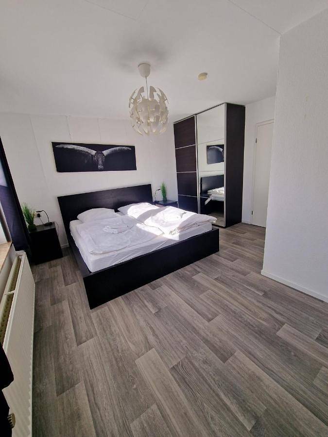 Ferienwohnung für 6 Personen, mit Whirlpool und Terrasse sowie Garten und Pool in Niedenstein