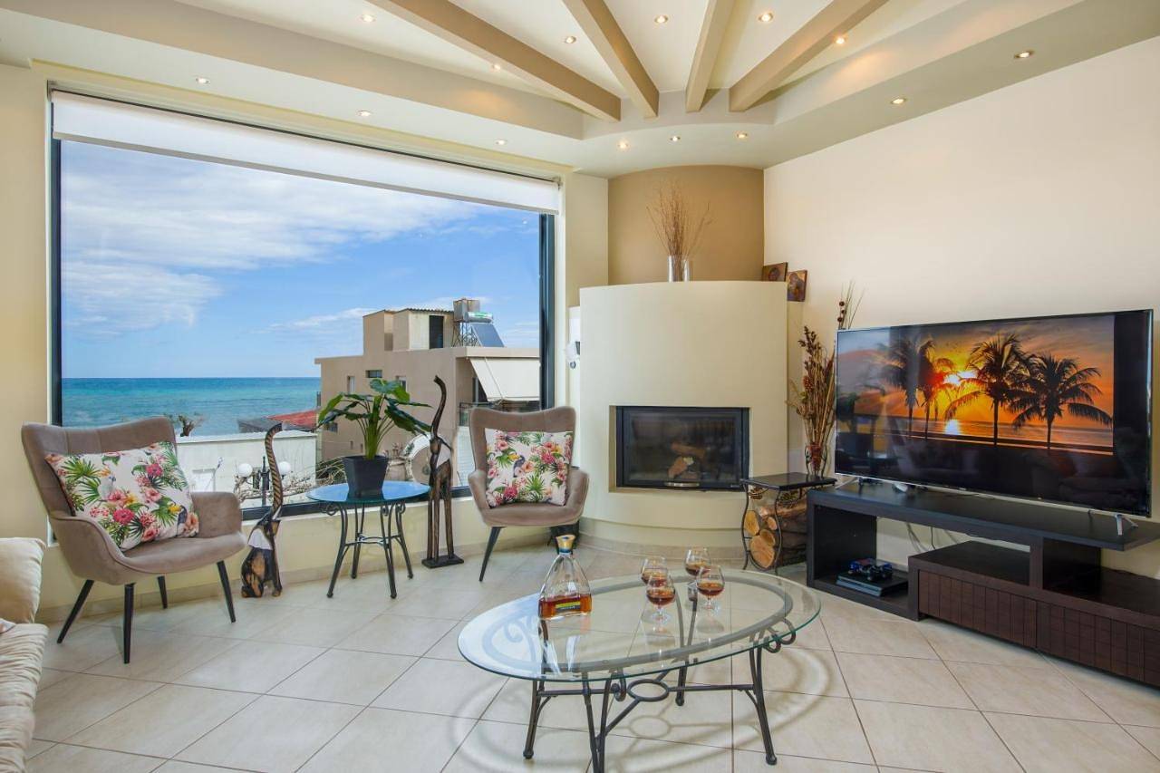 Appartement entier, Manolia Dream Apartment 3-bedrooms 30m to the beach in Agia Marina, Région de la Canée
