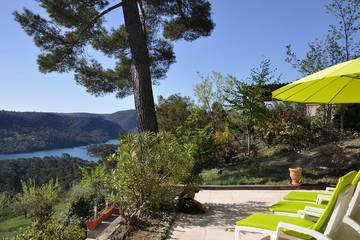 Location de vacances pour 5 personnes, avec terrasse et jardin à Esparron-de-Verdon