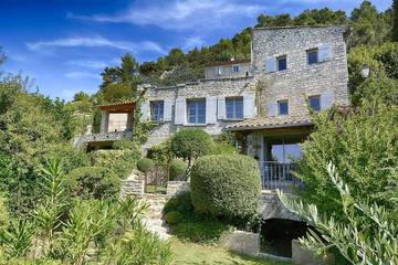 Gîte pour 8 personnes, avec jardin et terrasse à Séguret