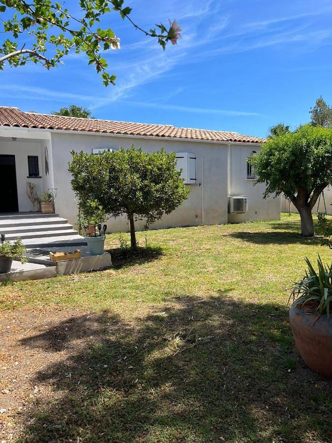 Location de vacances pour 12 personnes, avec vue ainsi que piscine et jardin, animaux acceptés à Mireval - 3