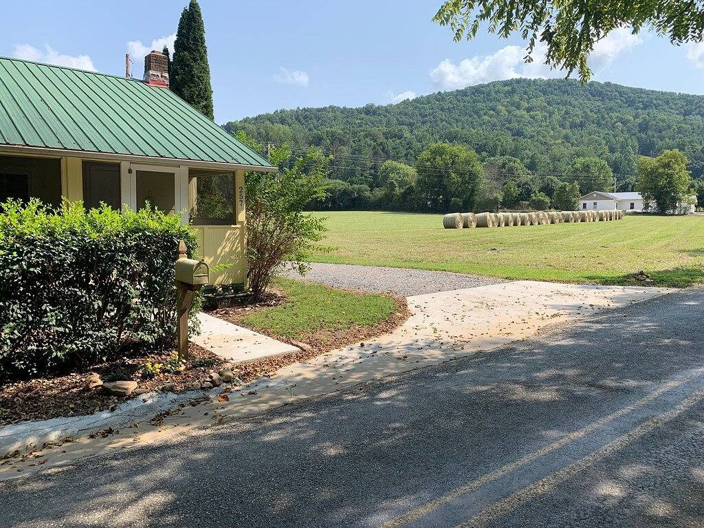 Remodeled French Country Style Cottage Close to Hiking Trails and Hot Springs in Madison County (NC)