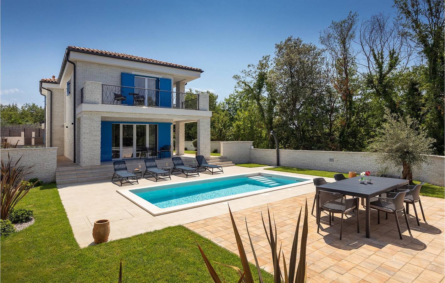 Geräumige 2-Zimmer-Wohnung mit Pool, WLAN und 2 km entferntem Strandzugang in Malinska-Dubašnica, Krk