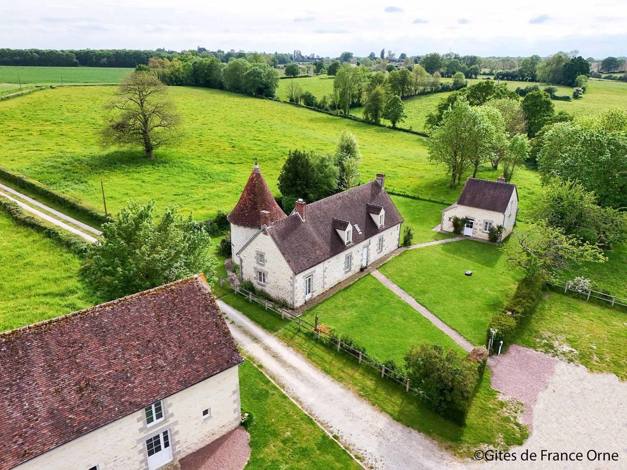 Gîte avec charme historique, 5 chambres, vaste jardin in Coulonges-sur-Sarthe, Parc naturel régional Normandie-Maine