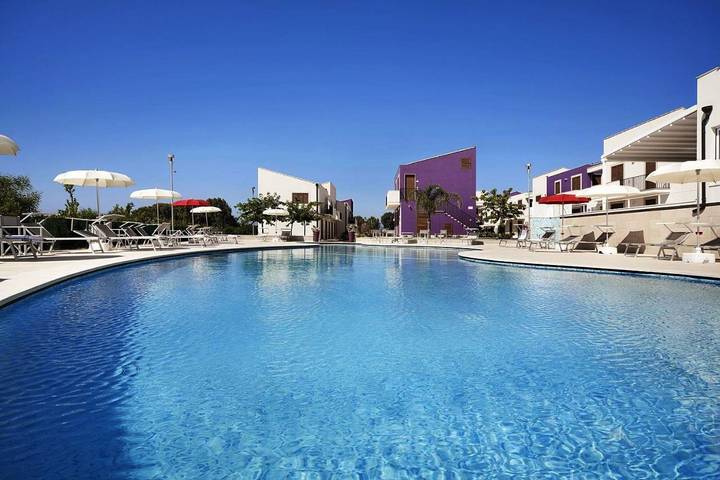 Apartahotel para 4 personas, con piscina para niños además de jardín y piscina en Sicilia