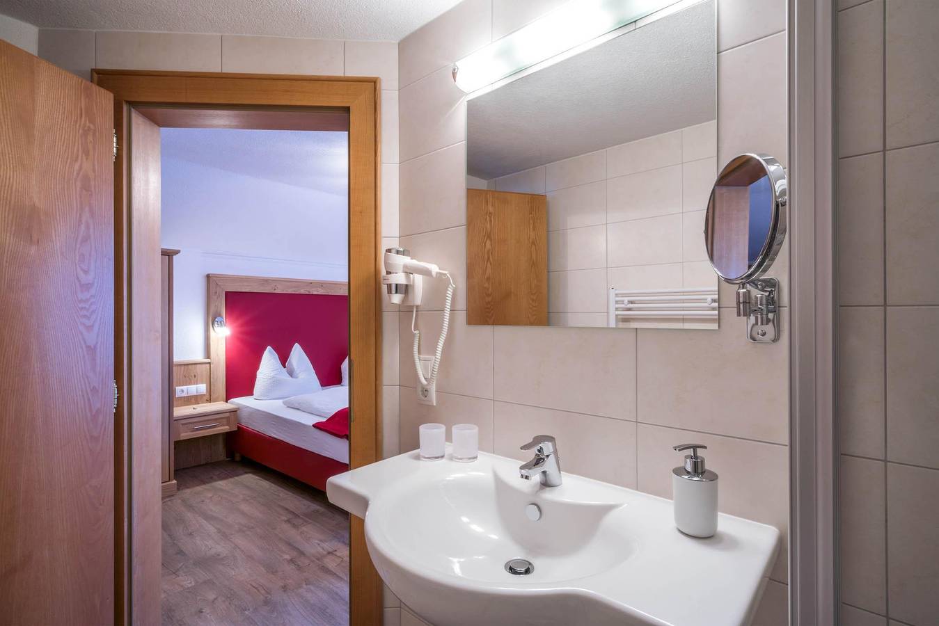 Ganze Ferienwohnung, Turmsuite 2 - 4 Personen in Tuxer Alpen, Ried im Zillertal