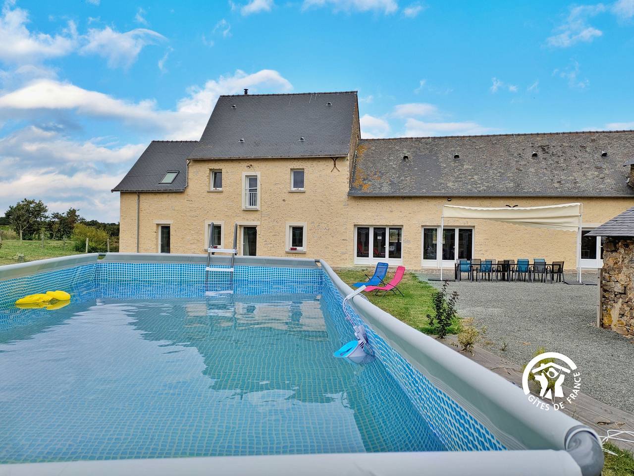 Geräumiges 12 Pers. Ferienhaus mit Spielen und modernem Komfort in Mayenne