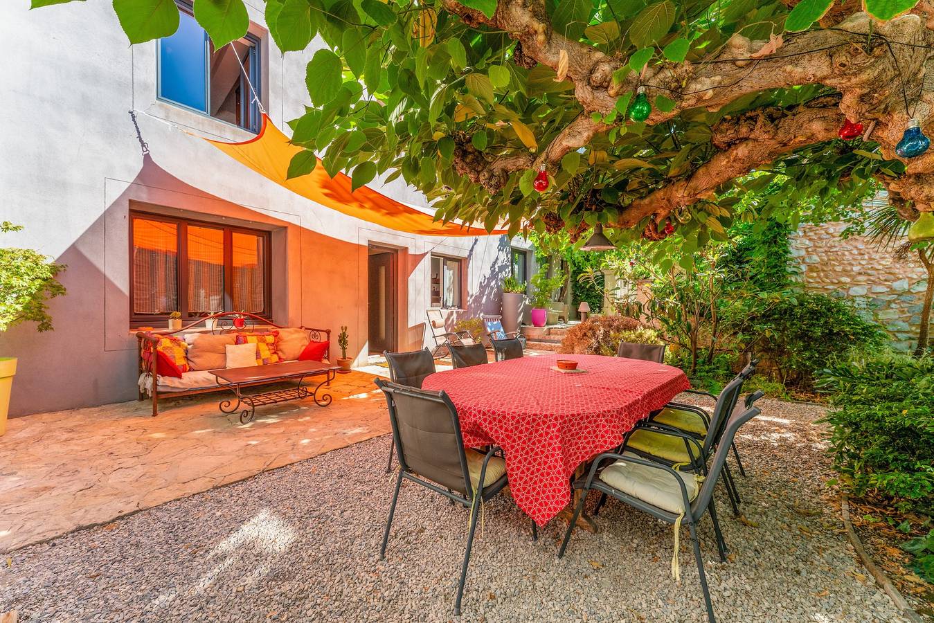 Apartamento entero, Apartamento 'Gîte Coté Mûrier' con piscina compartida, terraza privada y Wi-Fi in Rasteau, Vaucluse