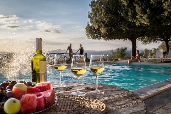 Rustico per 6 persone, con panorama e giardino nonché piscina in Umbria