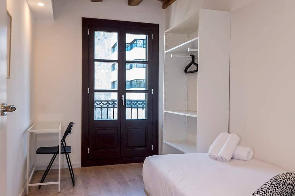 Entire apartment, Bebarceloner Pelayo Apartments with Terrace - 2 bedrooms, 2 bathrooms in Barcelona Centre, Barcelona
