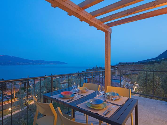 Appartamento vacanze per 4 persone, con piscina e terrazza nonché giardino al Lago di Garda