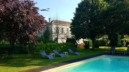 Gîte pour 2 personnes, avec piscine ainsi que terrasse et jardin à Gauriac