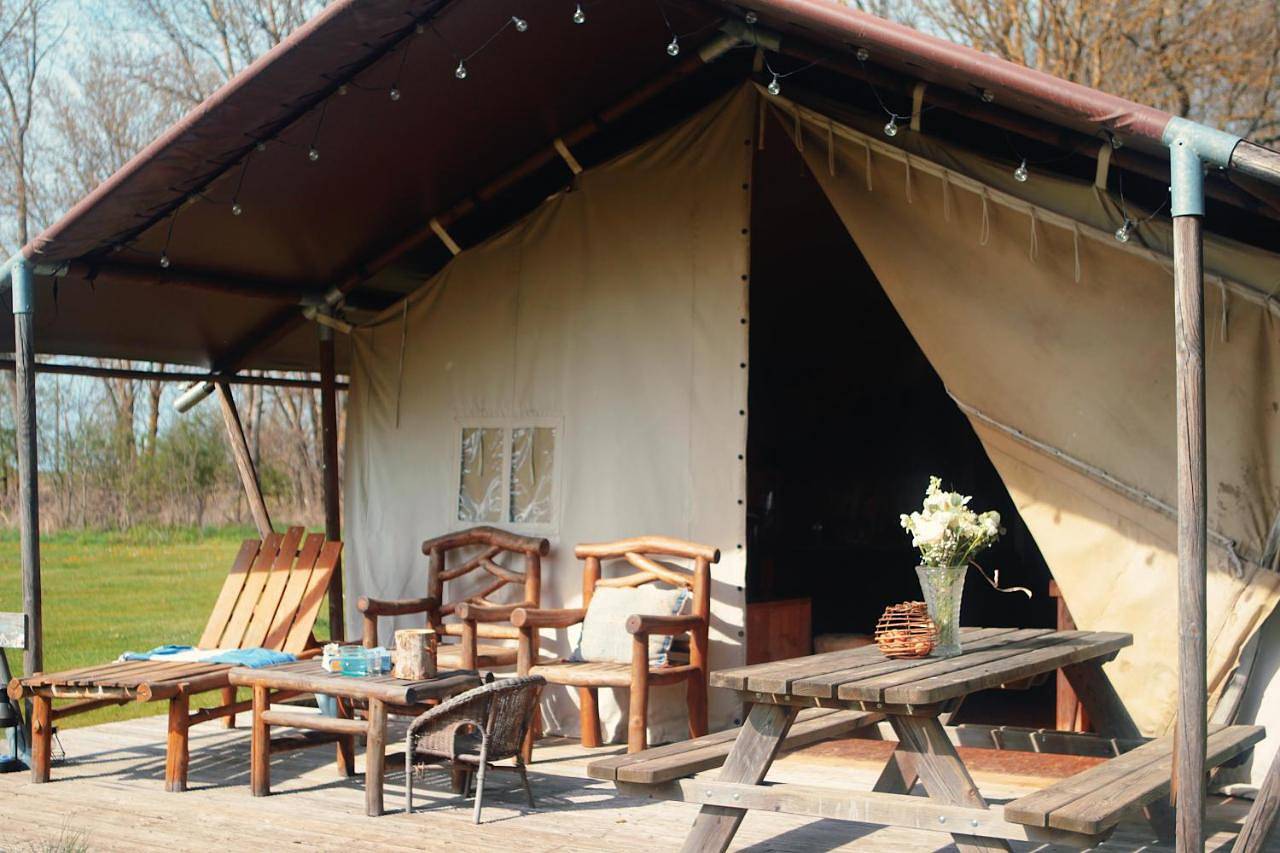Tentes Safari aux Gîtes de Cormenin in Saint-Hilaire-sur-Puiseaux, Région de Montargis