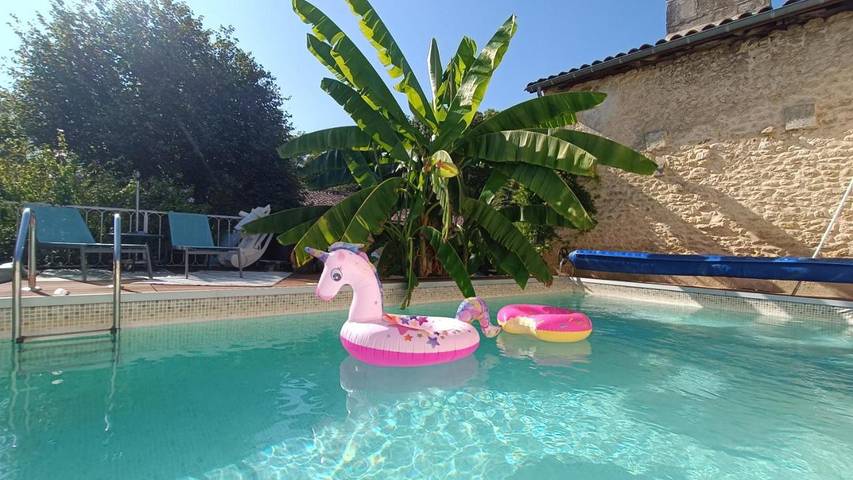 Location de vacances pour 3 personnes, avec jardin et piscine à Gond-Pontouvre