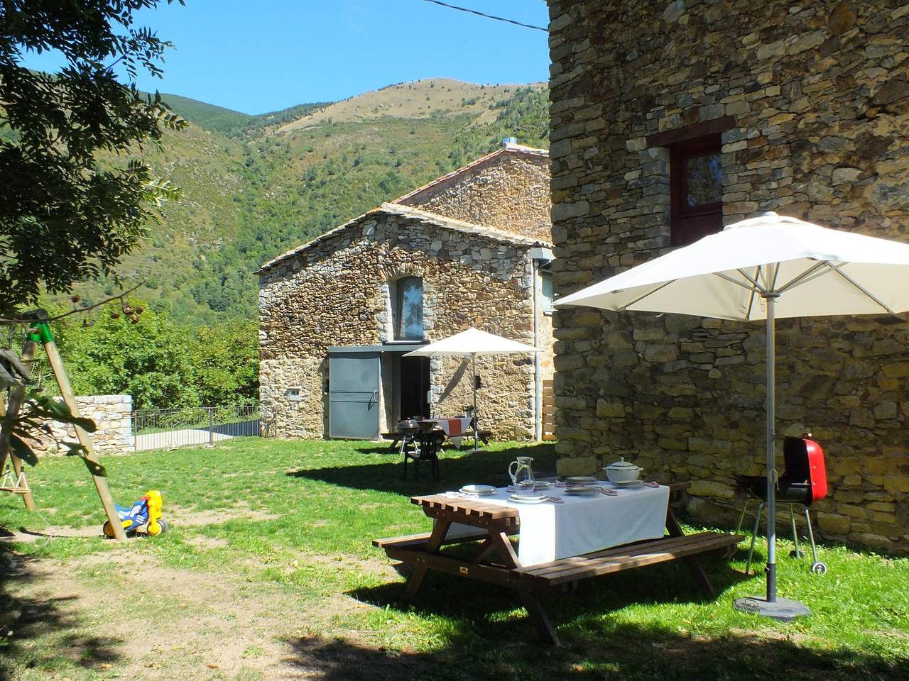 Independent house, private barbeque. Pardines Valley. Girona Pyrenees in Pardines, Catalan Pyrenees