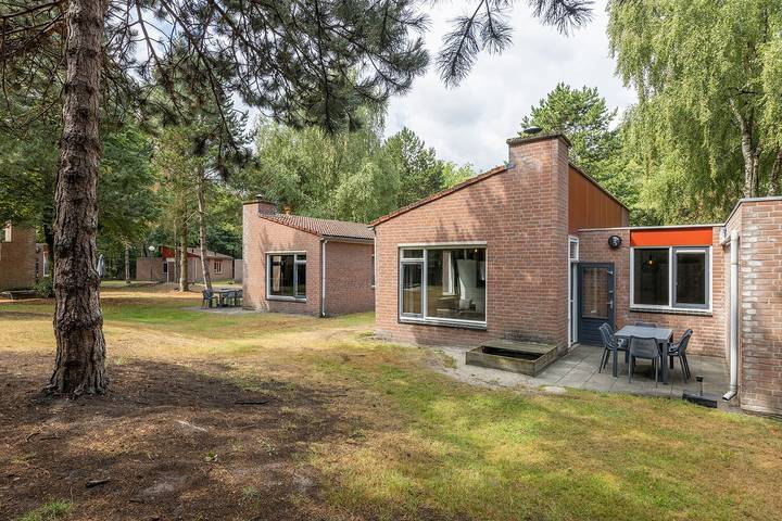 Ferienhaus für 6 Personen, mit Balkon/Terrasse und Terrasse sowie Garten und Pool
