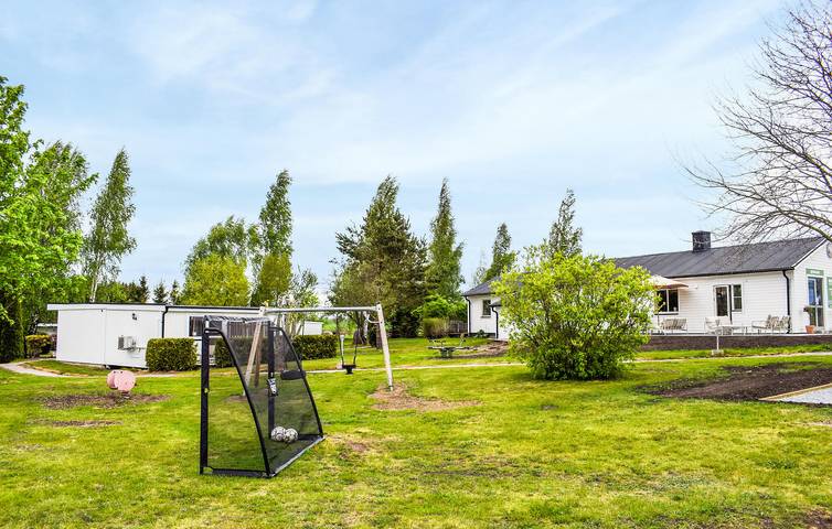 Hus för 4 Personer med trädgård in Svenska Östersjön