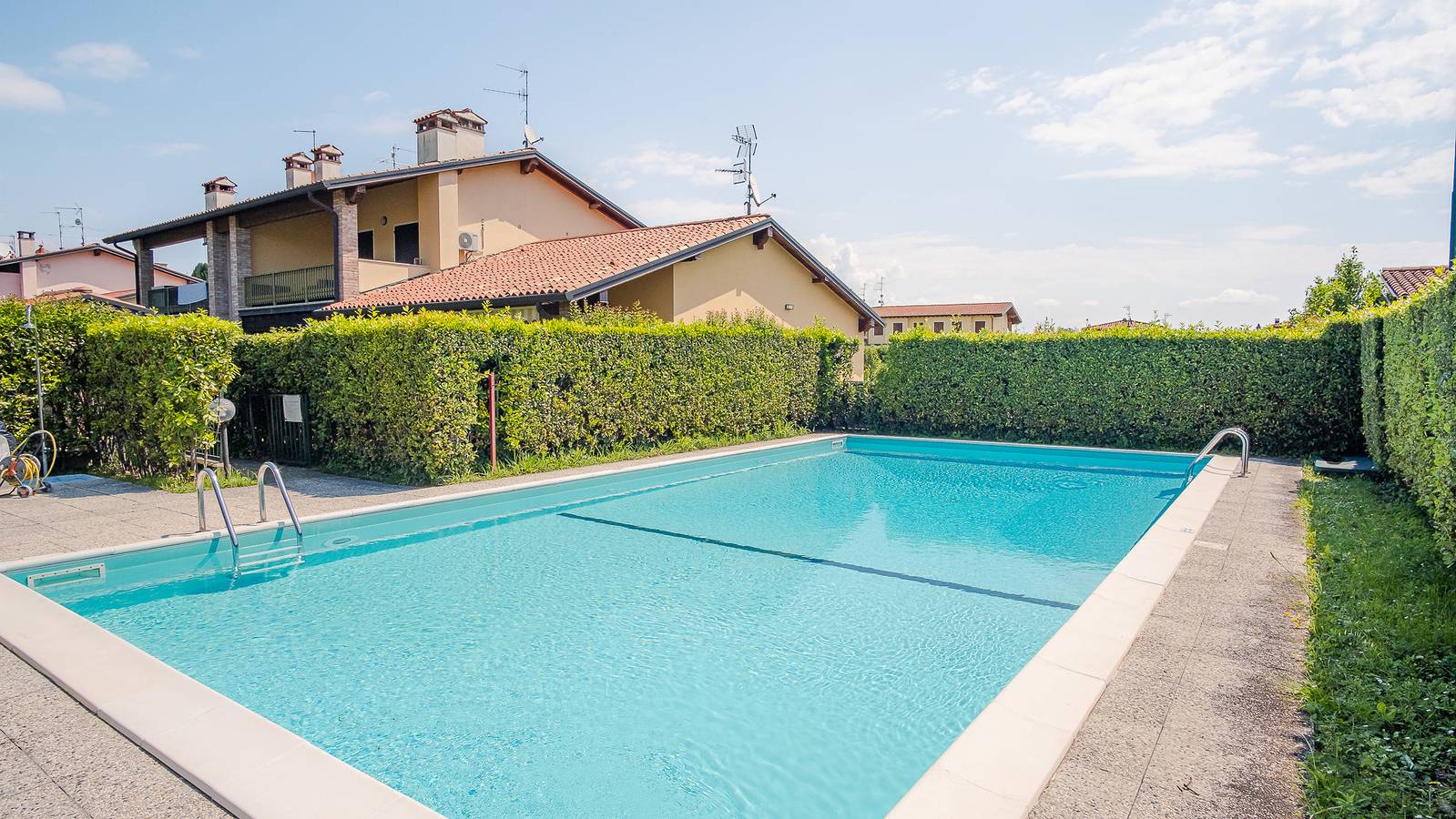 Appartement entier, Appartement de vacances pour 4 personnes avec piscine in Manerba del Garda, Montagnes autour du lac de Garde