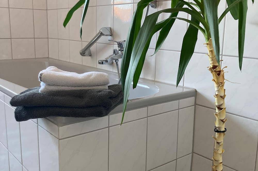 Ganze Wohnung, Renoviertes Feriendomizil (110 m2) mit Badewanne und kostenfreiem Wlan in Hemau, Ostbayern