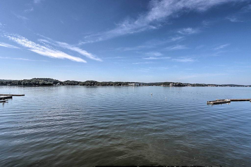 Ganze Wohnung, Lake-View Pool + Boat Slip! Ozarks Condo in Lake Ozark, Lake of the Ozarks