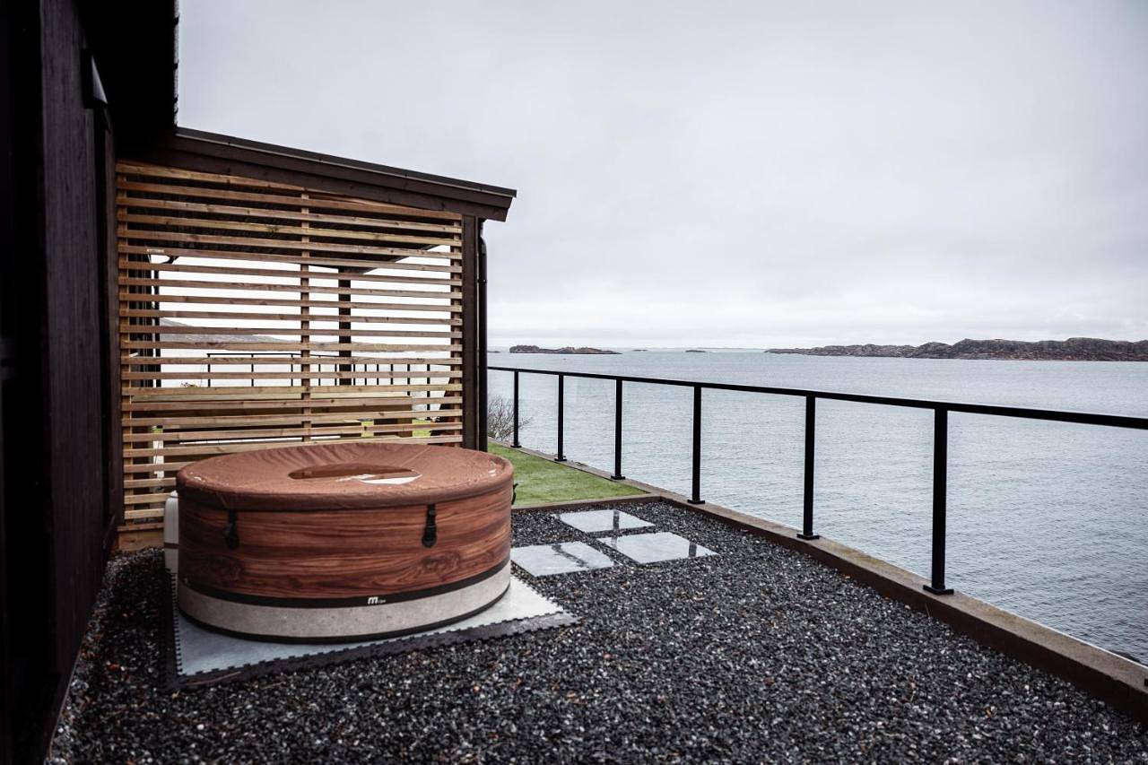 Sunset Island Retreat, Ocean Cabin with Hot Tub in Atløyna, Askvoll