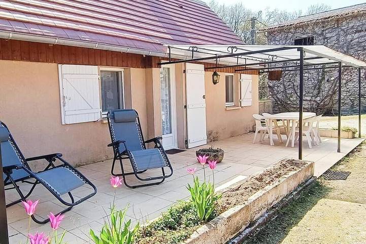 Location de vacances pour 3 personnes, avec piscine et jardin à Vayrac