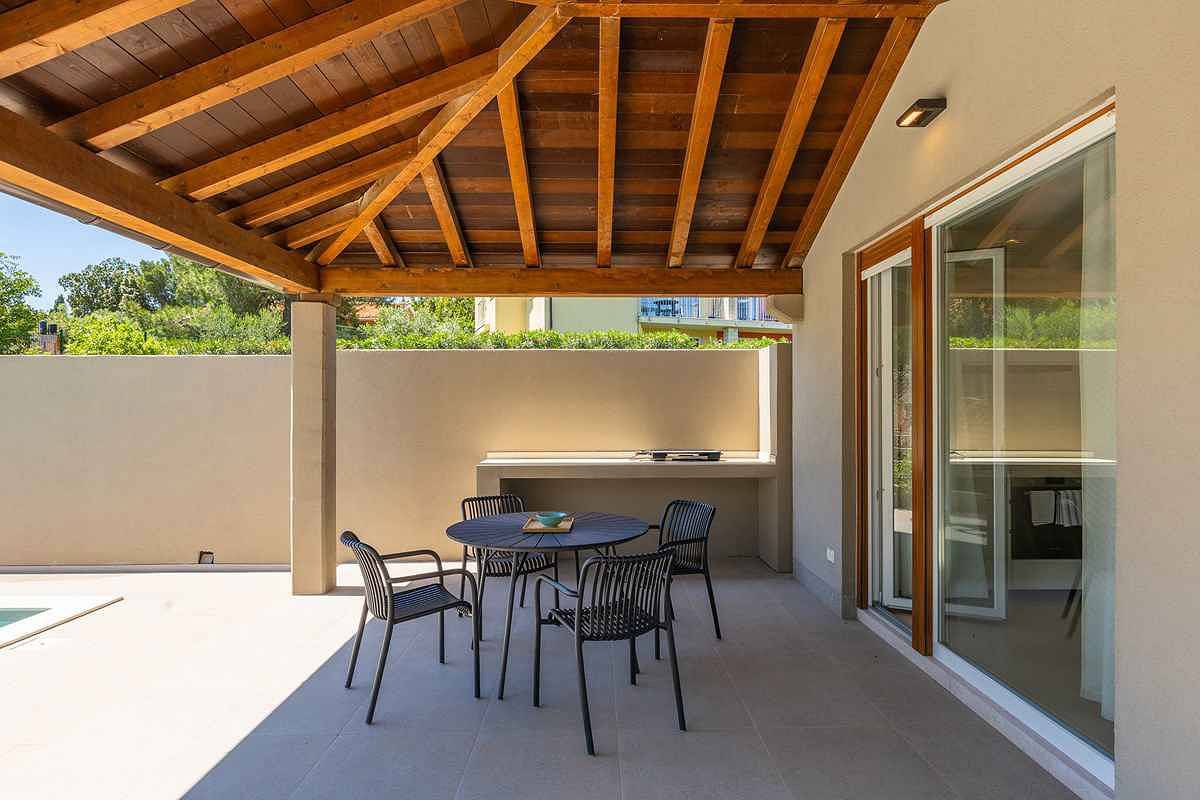 Willa z odkrytym basenem i blisko plaży in Premantura, Południowe Wybrzeże Istrii