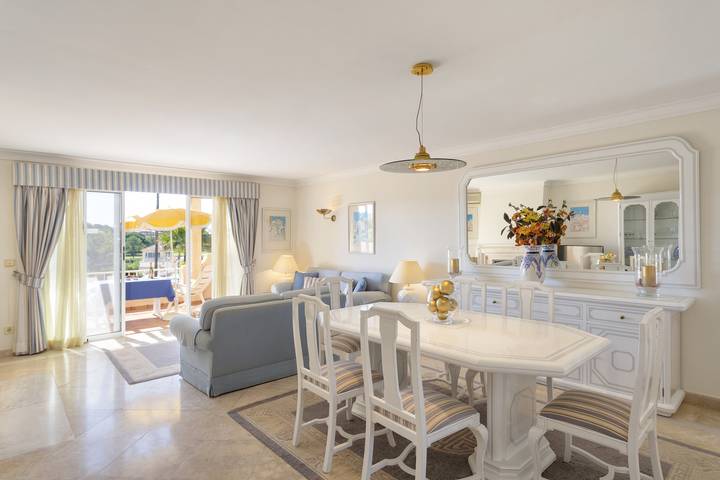 Apartamento de férias para 2 pessoas, com vista e terraço e ainda vista para o lago and piscina infantil em Almancil