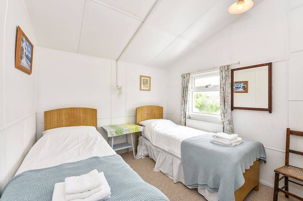 Seasidings, Pagham - sleeps 10 guests  in 5 bedrooms in Sussex Occidental