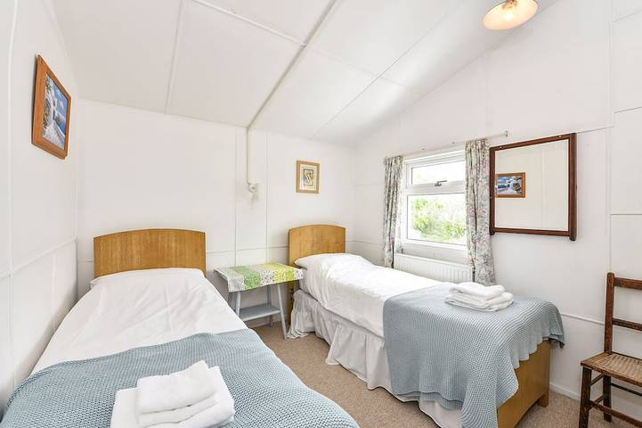 Seasidings, Pagham - sleeps 10 guests  in 5 bedrooms in West Sussex