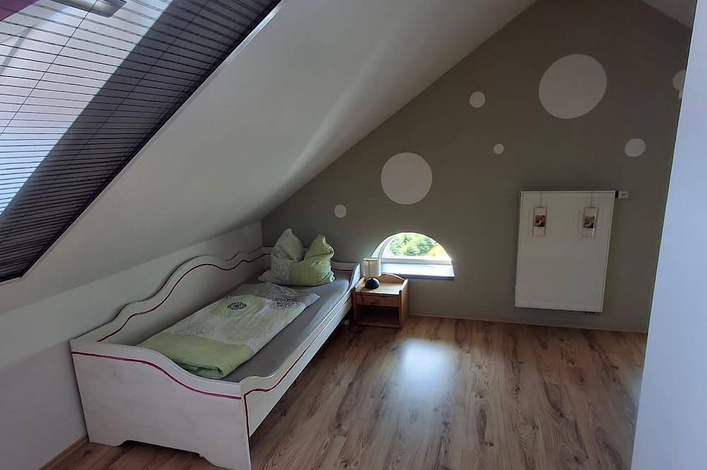 Ferienhaus 86 qm, 2 Schlafzimmer, Wohnzimmer mit Schlafcouch, Terrasse und Garten in Laufen, Rupertiwinkel