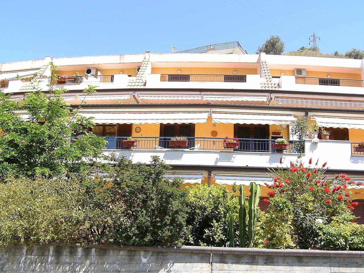 Ganze Ferienwohnung, Ferienwohnung mit Klimaanlage und 400 Meter vom Strand entfernt mit Terrasse  in Letojanni, Messina Provinz