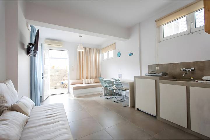 Gîte pour 5 personnes, avec balcon et jardin, adapté aux familles dans Andros - 4