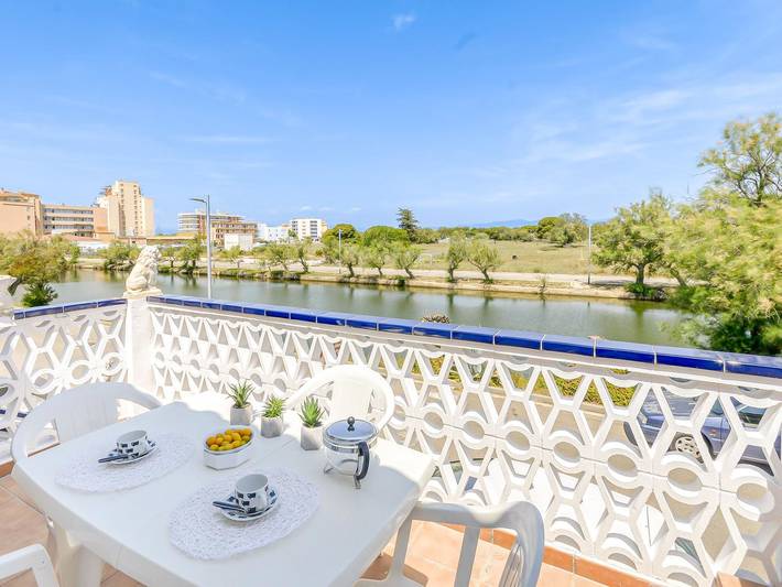 Vakantieappartement voor 4 personen, with Balkon and Terras as well as Tuin in Roses
