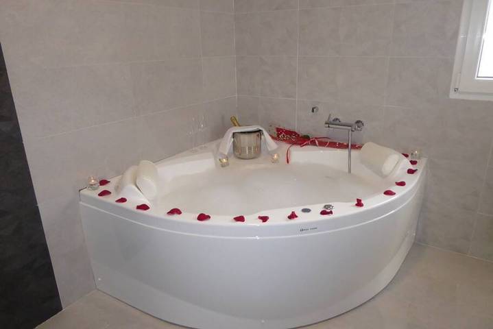 Entire apartment, Cozy Apartment with Balcony, WiFi & Kitchen 800m from City Center in Soba, Cordillera Cantábrica