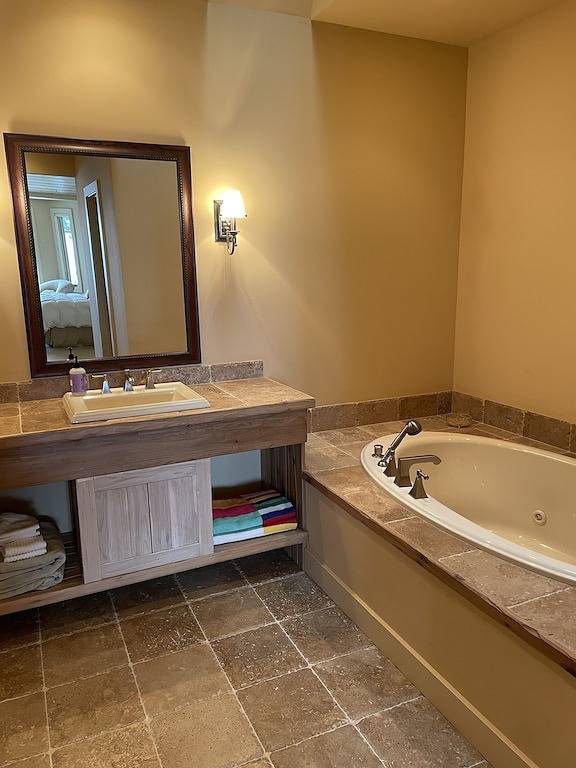 Vacation rental for 28 people, with hot tub and terrace as well as sauna in Lake Leelanau