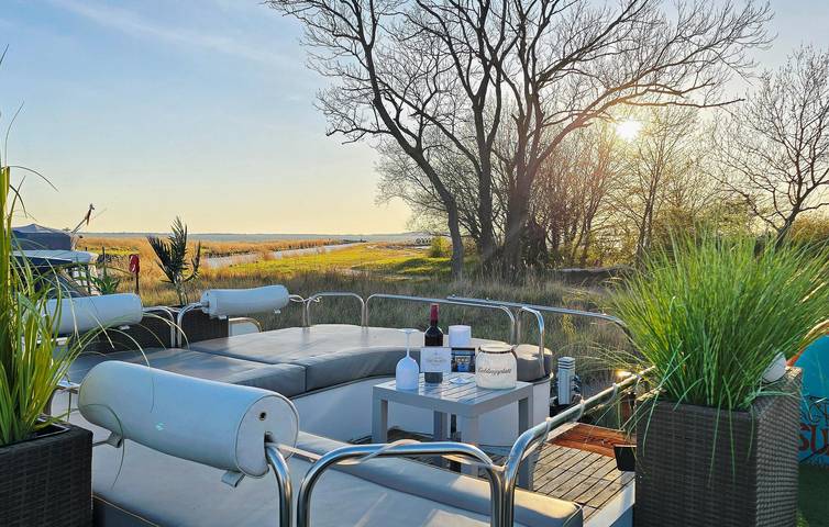 Hausboot am See mit Sauna und Whirlpool, 700 m zum Strand in Sagard, Nationalpark Jasmund