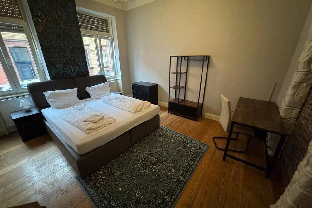 Kaiserslautern · Entire Building · 13 Rooms · Sleeps 25 in Kaiserslautern, Saar-Nahe-Bergland