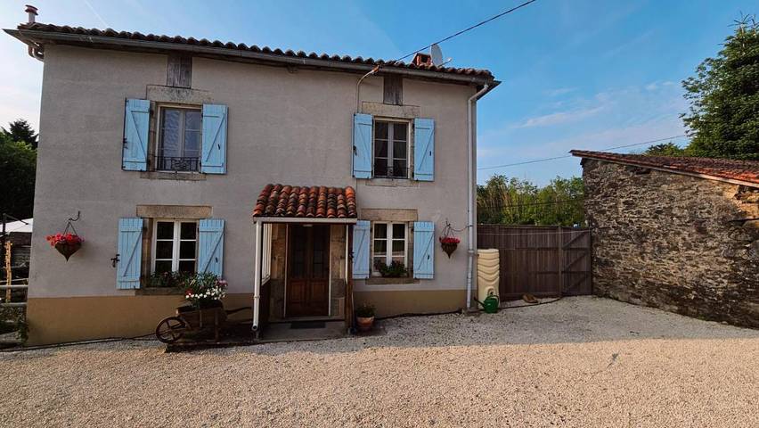 Location de vacances pour 6 personnes, avec vue ainsi que piscine et jardin, adapté aux familles à Pageas - 3