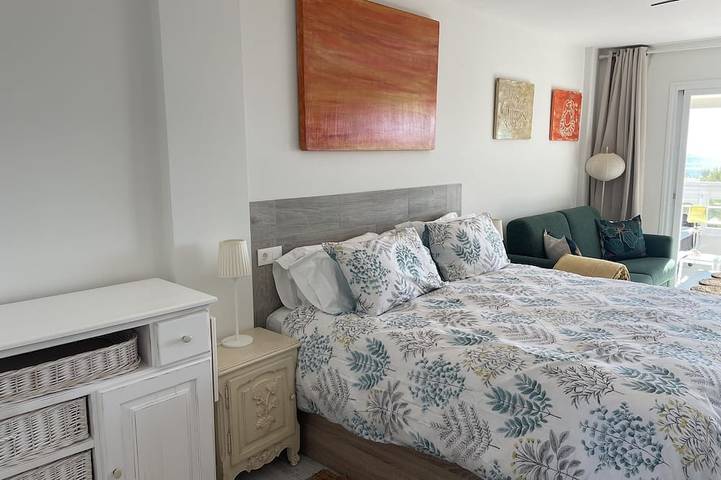 Entire apartment, Beautiful coastline in Las Chapas, Marbella
