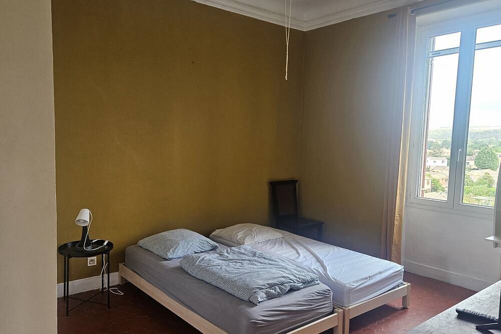 Ganze Wohnung, Apartment-Apartment-Ensuite mit Badewanne und Dusche-Blick auf die Landschaft in Gardanne, Mittelmeerküste (Frankreich)