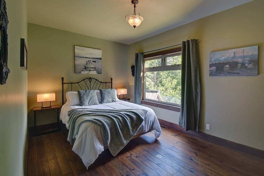 Waterfront private Beach 2 hot tubs Pool Sauna 21p. in Labelle, Québec