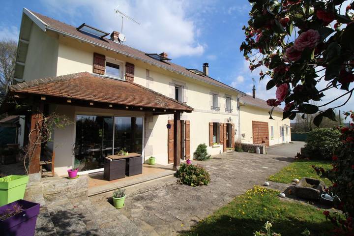 Chambre d’hôte pour 10 personnes, avec Jardin à Saint-Amand-Jartoudeix