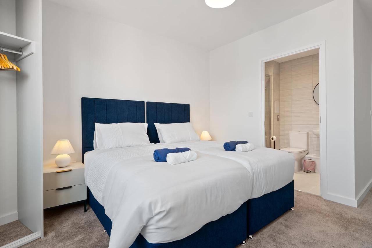Entire apartment, Luxury 2Br Staines 12 Mins to Heathrow & Thames in Spelthorne, Colne Valley Park